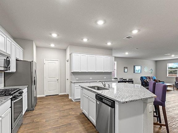 5th image of 609 Bluffview Dr