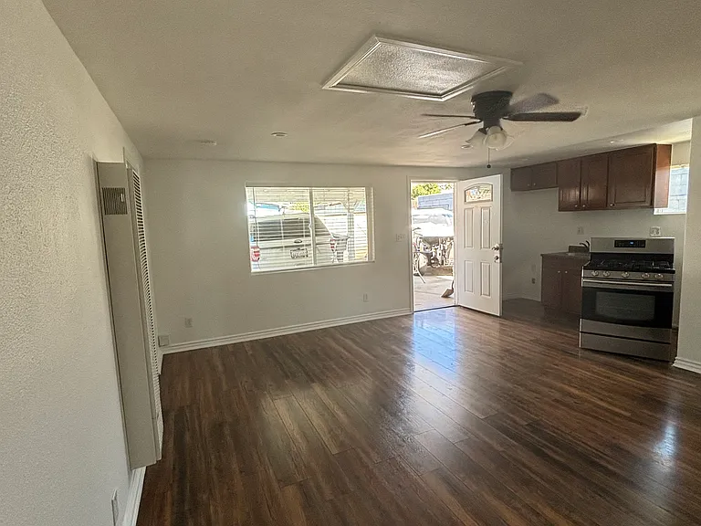 410 E 4th St #101 — Photo 5