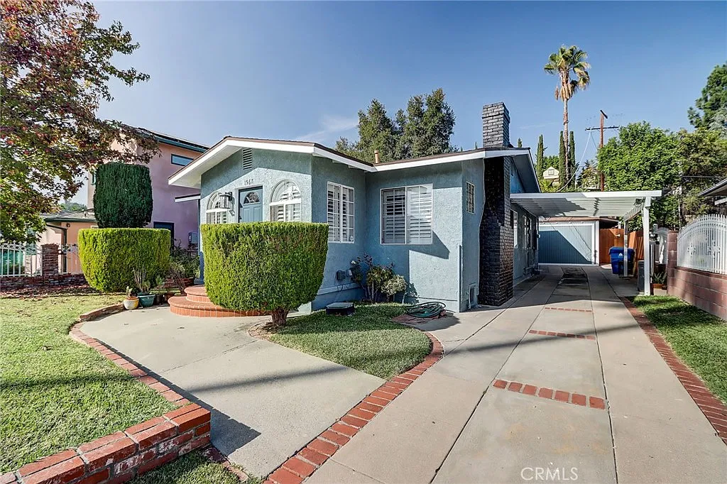 3 bed, 1242 sqft, $5,300 — Photo 2
