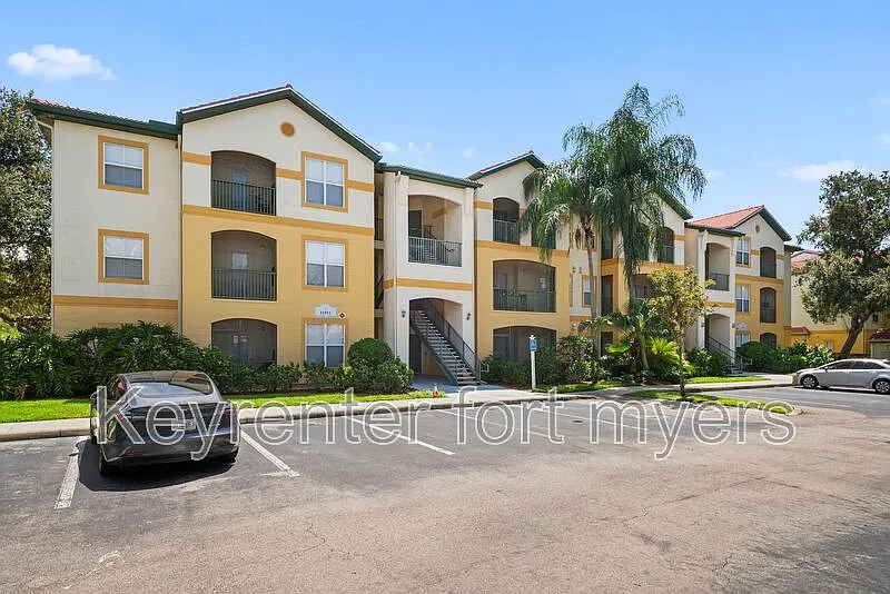 1 bed, 1.0 bath, 833 sqft, $1,300 — Photo 2