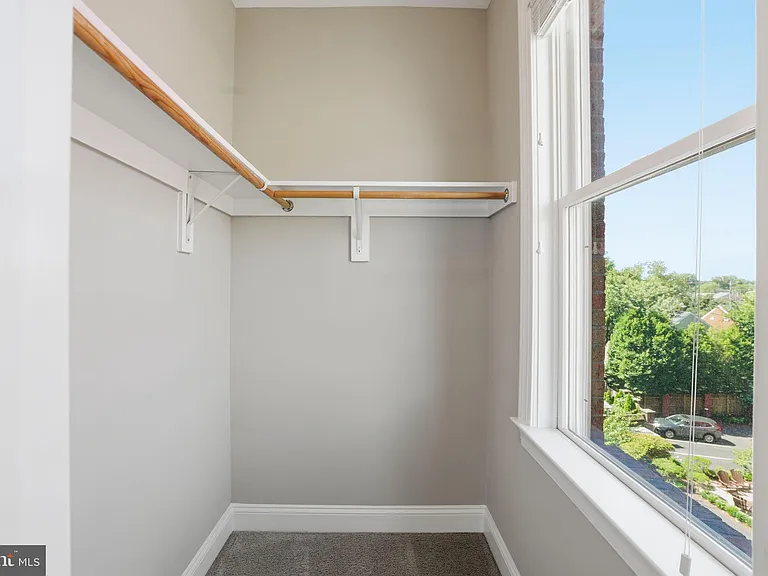 1100 S Edgewood St — Photo 58