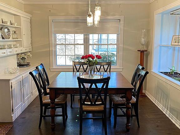 DiningRm w/built-in & plantr