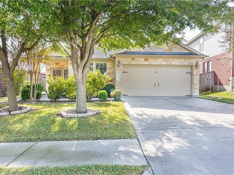 1696 Stonehaven Ln — Photo 3