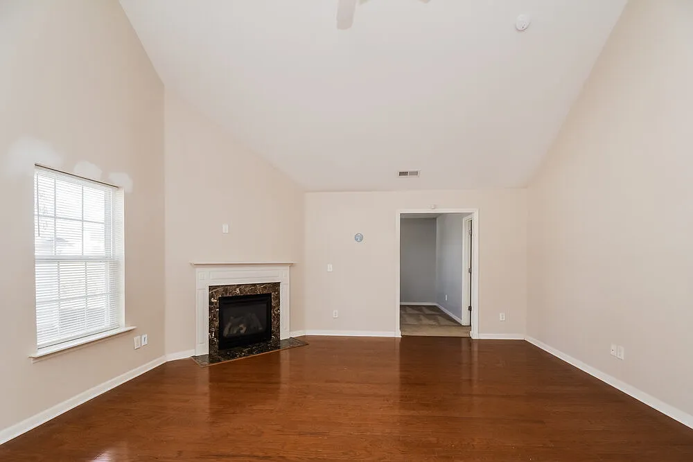 3 bed, 2.5 bath, 2332 sqft, $2,030 — Photo 4