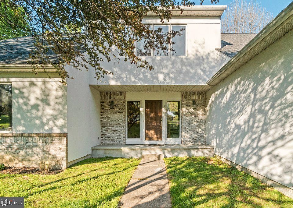 1st image of 311 Rolling Knoll Dr