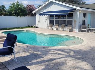 906 Pine Tree Dr, Lantana, FL 33462
