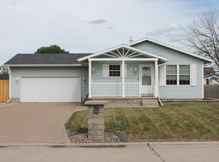 916 Birchwood Dr, Colona, IL 61241