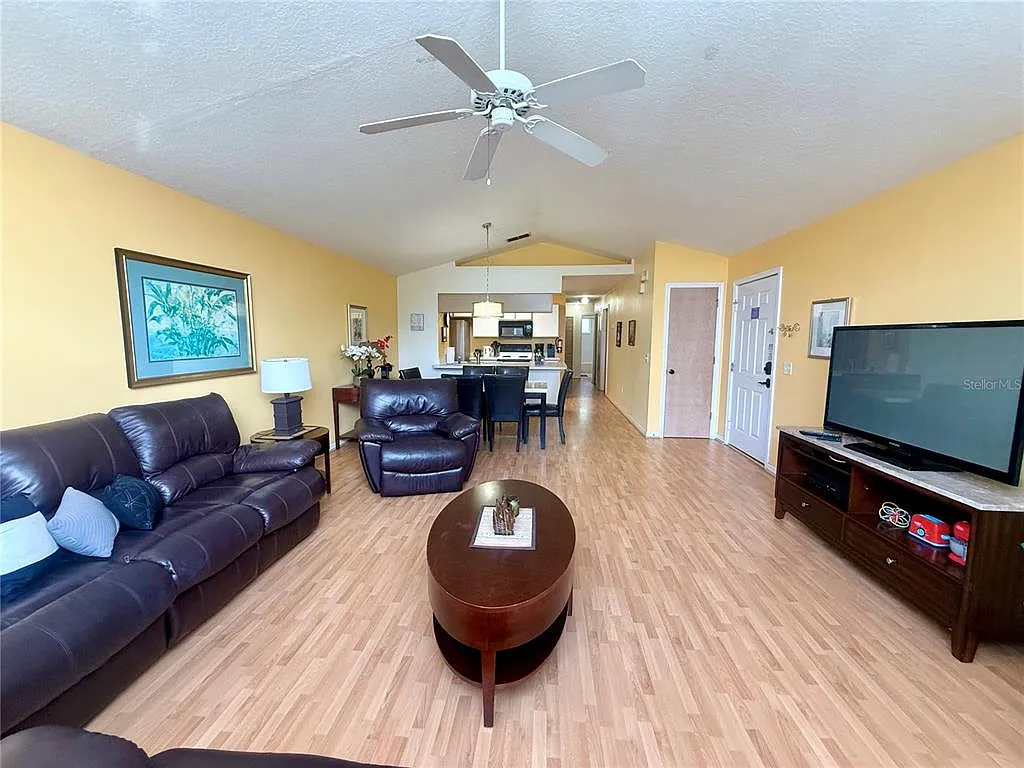 3 bed, 2.0 bath, 1357 sqft, $1,800 — Photo 3