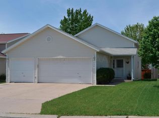 739 49th St S, Fargo, ND 58103