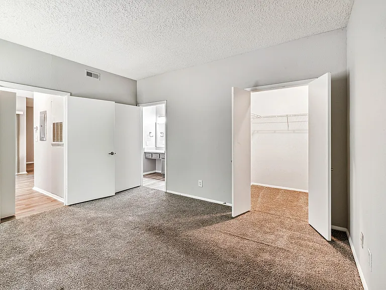 Waterford Creek Apartments — Photo 22
