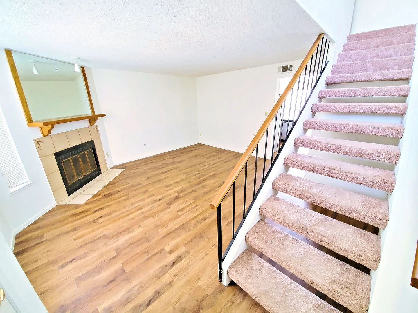Spacious Townhome in Desirable Cypress Glen Community - Available June 2025 — Photo 2