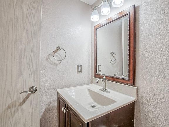 4th image of 5917 NE Moonstone Dr