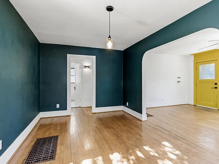 2034 S Broxon St — Photo 35