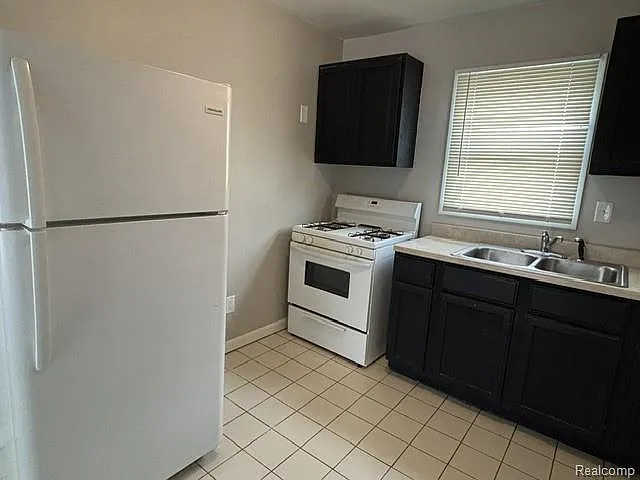 3 bed, 1.0 bath, 946 sqft, $995 — Photo 3
