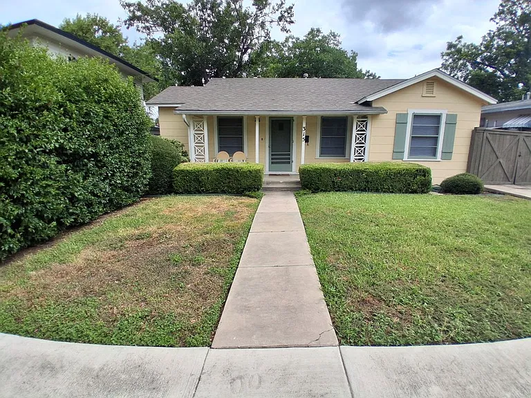 315 W Ridgewood Ct — Photo 1