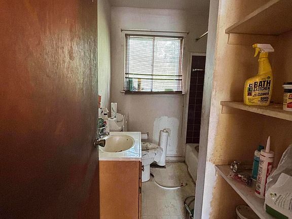 4th image of 105 Arlington Ter
