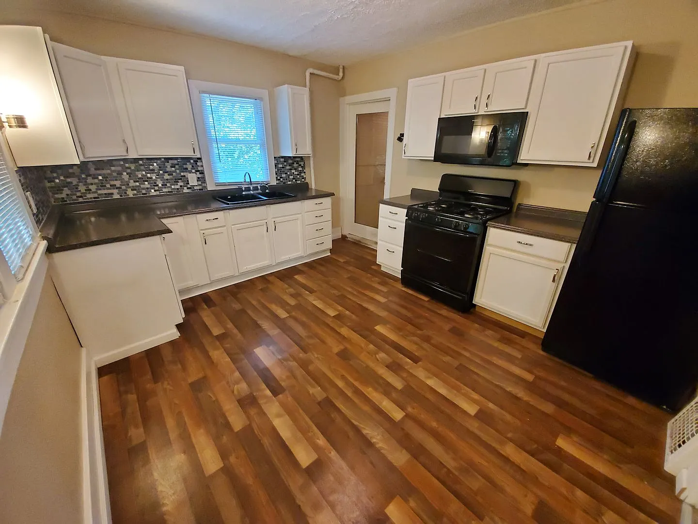 2 Bedroom, 1 Bathroom home with large garage — Photo 2
