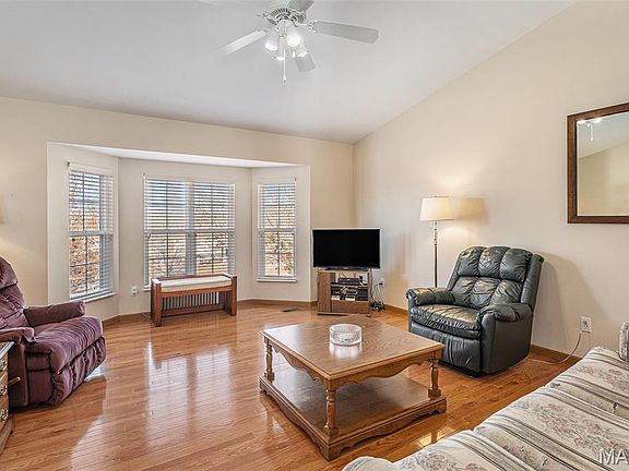 4th image of 319 Shady Oak Ct
