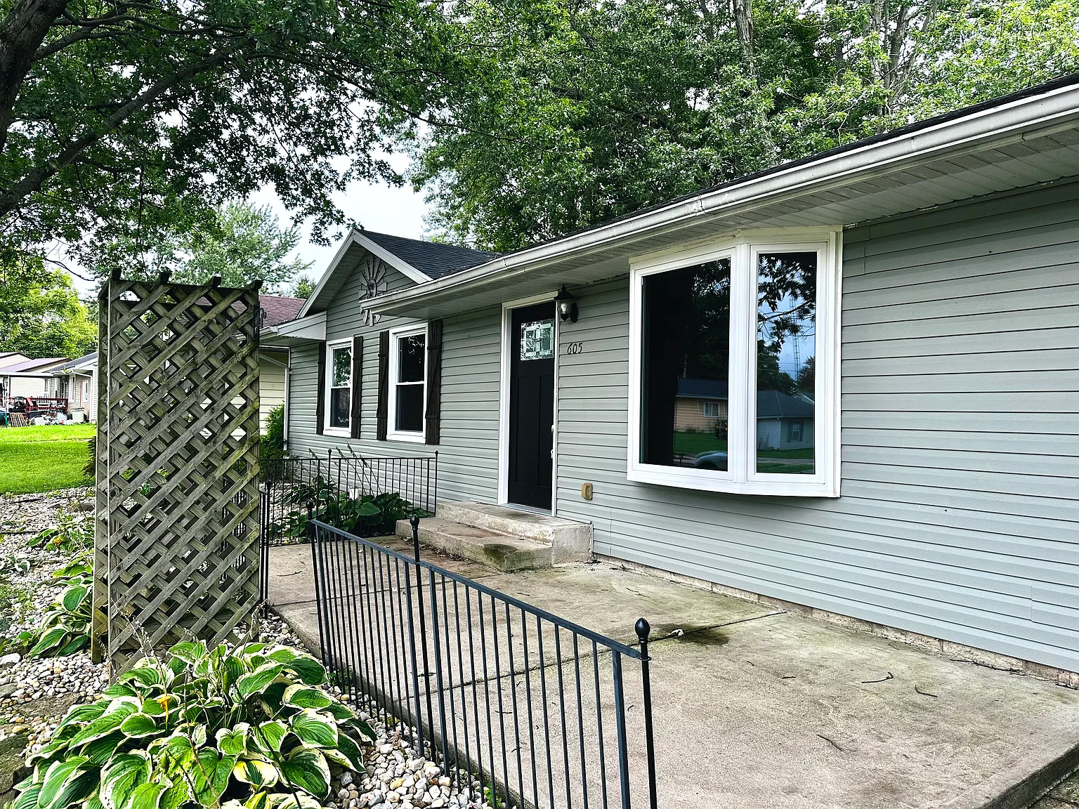 3 bed, 1.5 bath, 1352 sqft, $1,500 — Photo 2