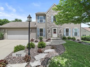 922 River Park Dr, Waukesha, WI 53189