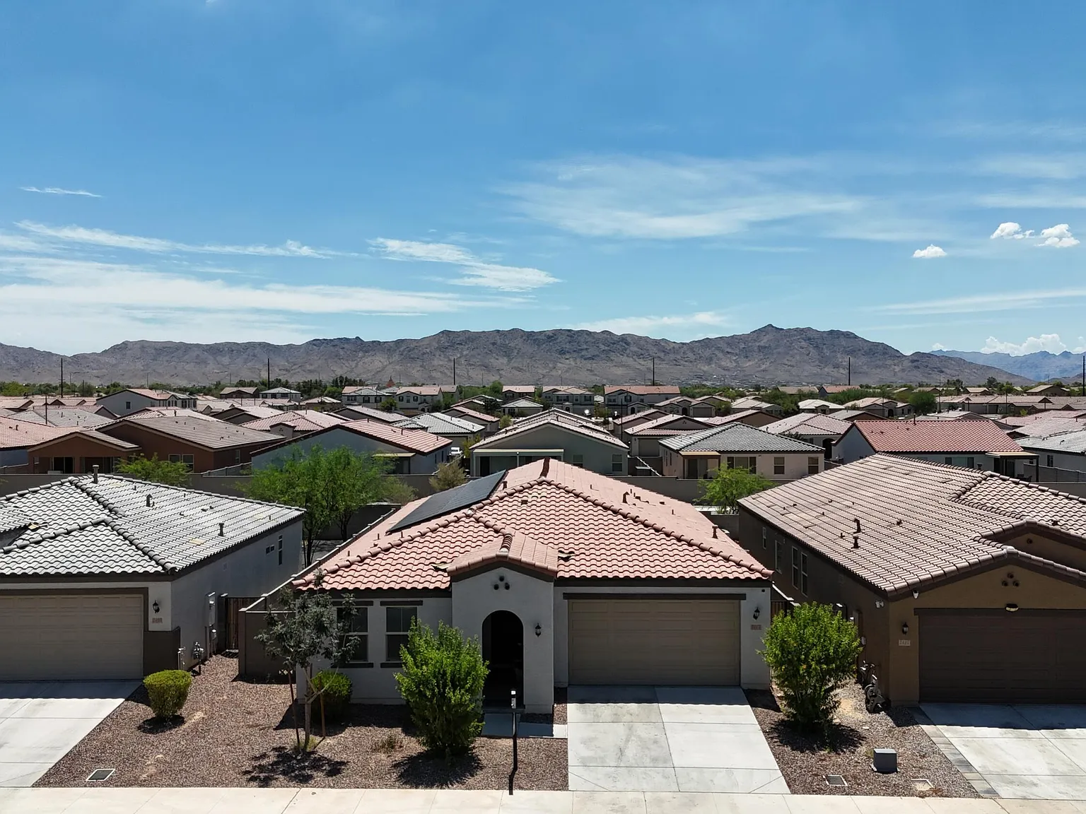 4 bed, 2.0 bath, 2124 sqft, $2,800 — Photo 2