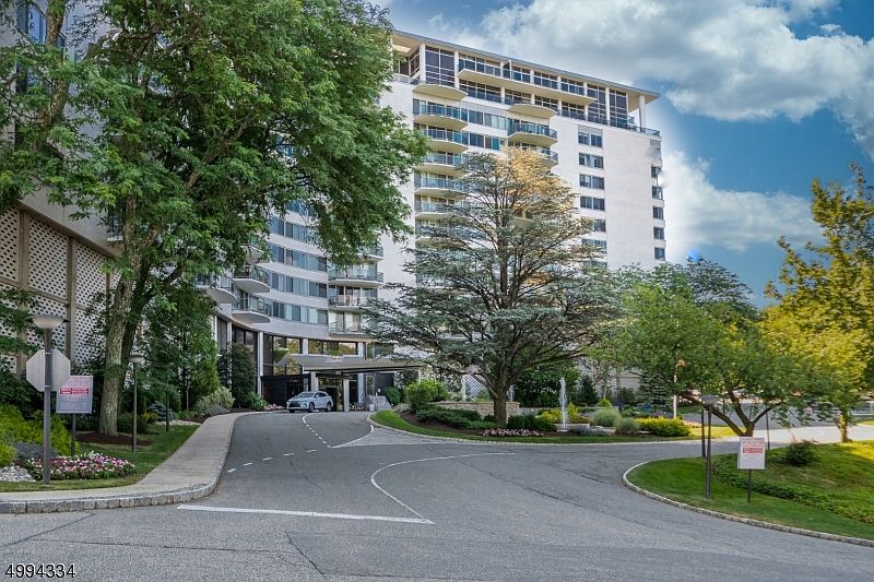 1st image of 1 Claridge Dr 813 #813