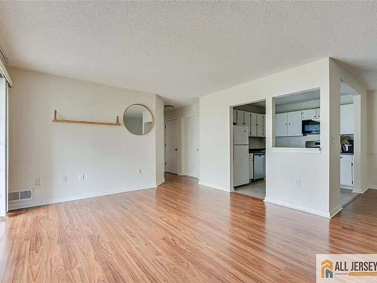 69 Amberly Ct — Photo 4