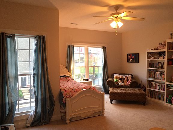 Master Bedroom w/ 2 closets & Full bathroom
