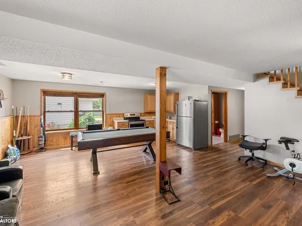 911 Siegel St, Tama, IA 52339