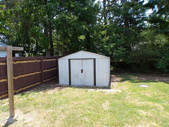 5th image of 1129 Forest St