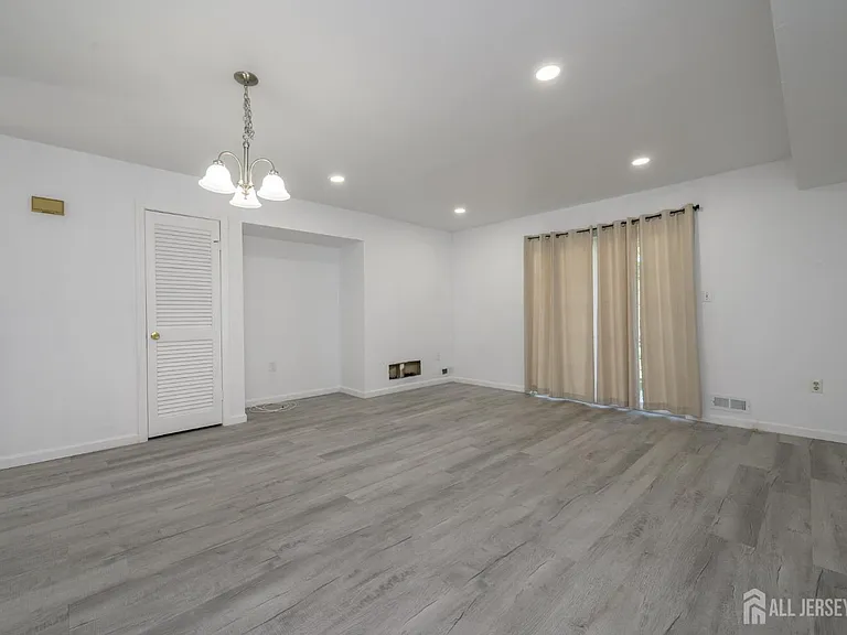 805 Darlington Dr — Photo 4