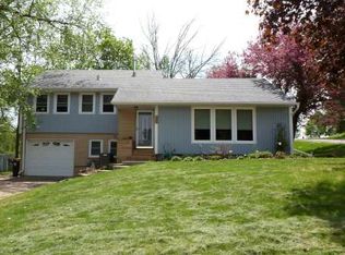 697 6th St, Windom, MN 56101