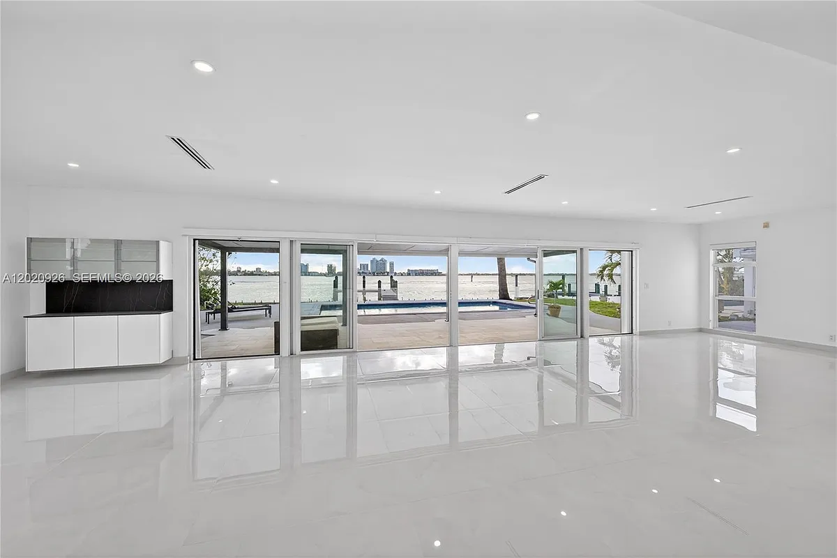 Building Photo - 1101 S Shore Dr