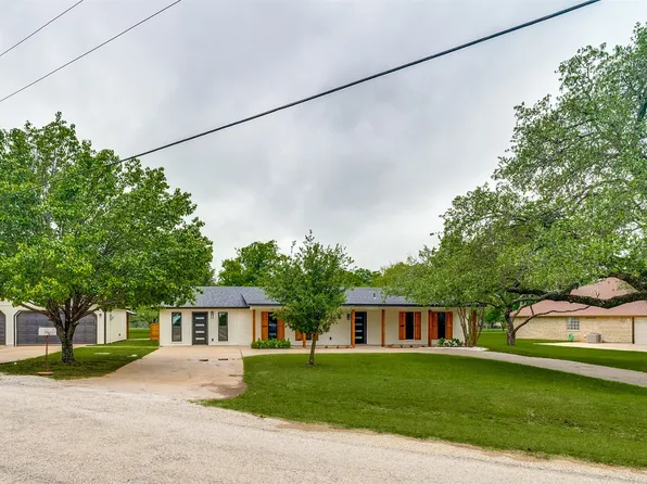 512 Grandview Dr, Granbury, TX 76049