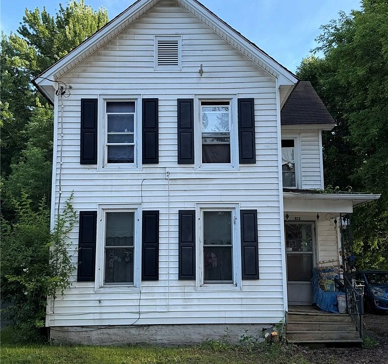 1st image of 812 Bronson St
