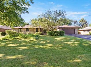 302 Dunkery Dr, Sycamore, IL 60178