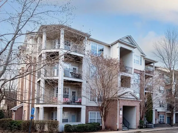 12112 Garden Grove Cir Unit 201, Fairfax, VA 22030