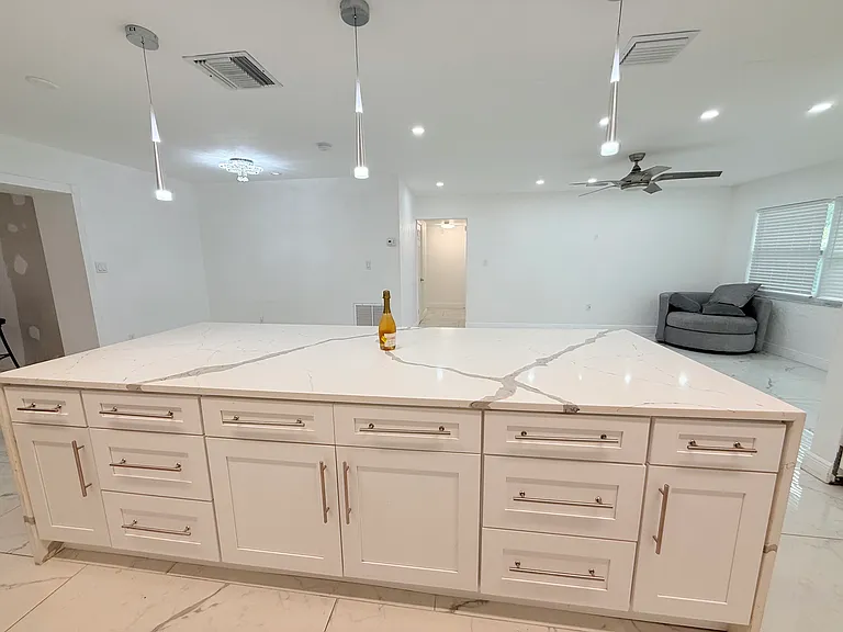 1557 Robinson Dr N — Photo 14