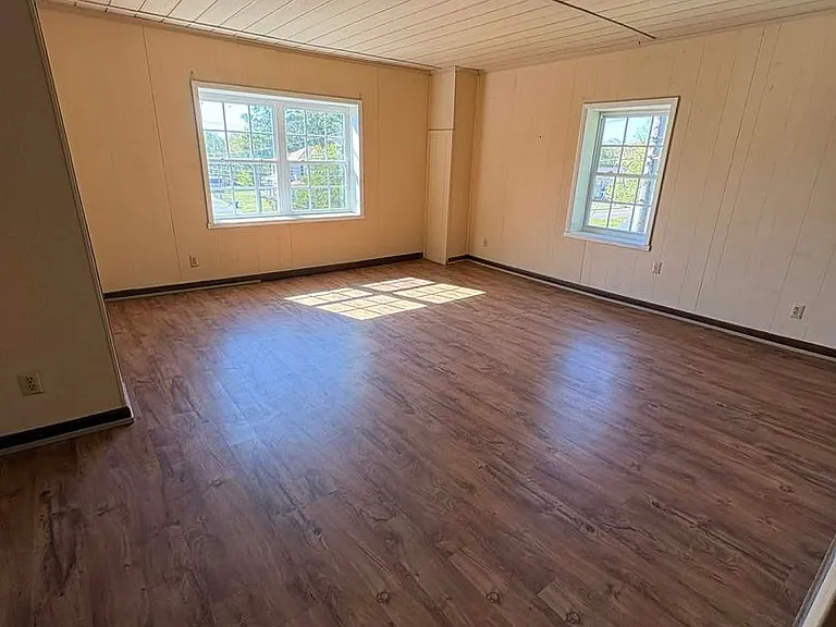 525 E Main St — Photo 4