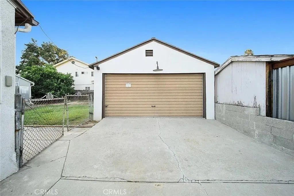 2 bed, 833 sqft, $2,600 — Photo 2