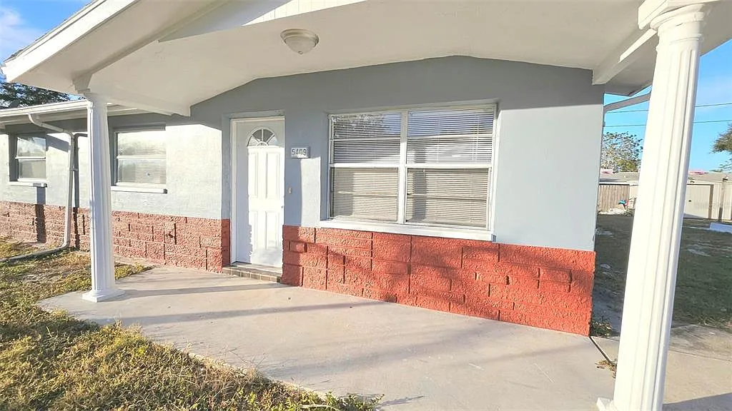 2 bed, 1.0 bath, 908 sqft, $1,600 — Photo 2
