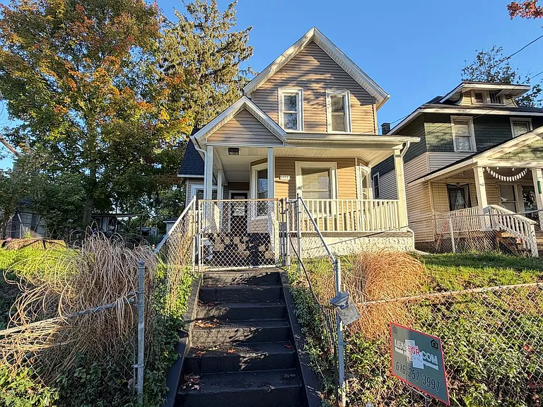 1023 Sigsbee St SE — Photo 1