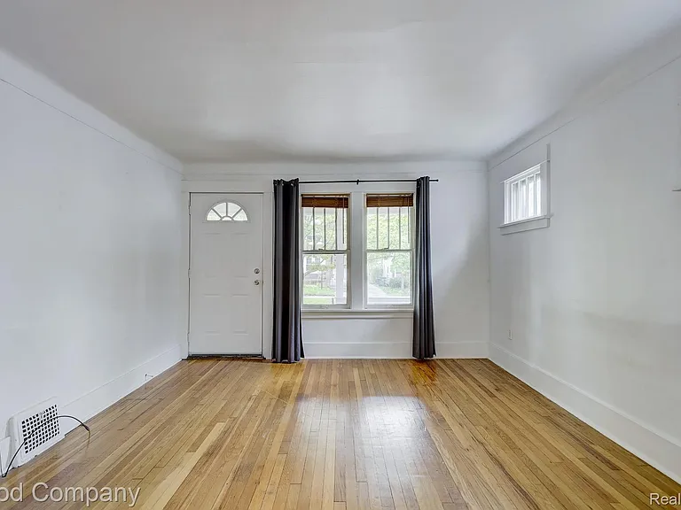 243 W Webster St — Photo 13