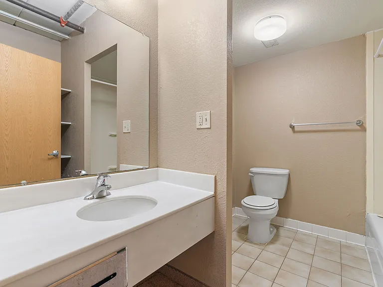 E Street Flats - Student Housing — Photo 41