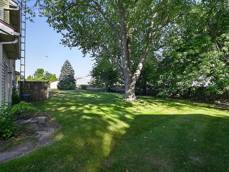 6839-6841 Woodlake — Photo 31