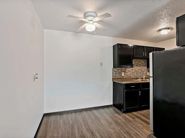 Winnetka Village Apts — Photo 14