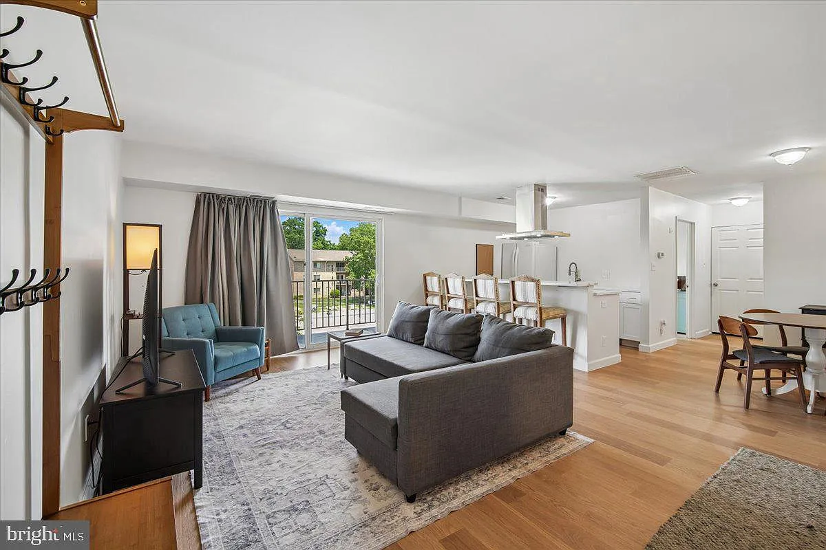 Colchester Towne Condo — Photo 1