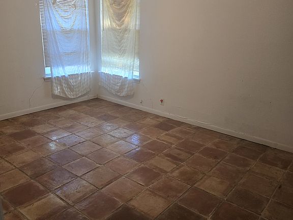 5th image of 271 Chesswood Dr