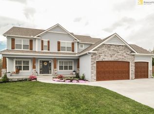 3104 SE Brookside Ct, Lees Summit, MO 64063