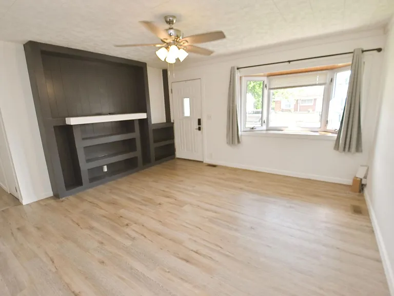 1330 Southlea Dr — Photo 2